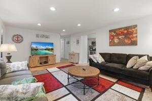 a living room with a couch and a tv at Corporate Cottage on Circle in Thornville