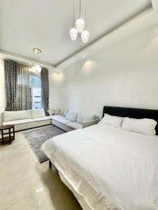 Ένα ή περισσότερα κρεβάτια σε δωμάτιο στο 1-Bedroom Apartment with Balcony, Ajman