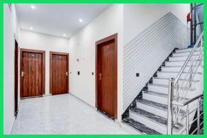 un couloir avec trois portes et un escalier dans l'établissement Hotel Mahaveera Galaxy Inn Near Kashi Vishwanath Temple - Restaurants # Free Wi-Fi And Parking Facilities - Fully Air conditioning Room- Best Hotel In Varanasi, à Varanasi