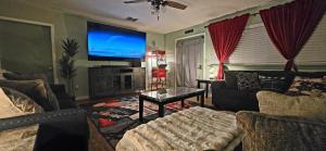 Μια τηλεόραση ή/και κέντρο ψυχαγωγίας στο Hot Tub, Pool Table, Swing Sets, Theater, Kayaks