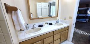 Ένα μπάνιο στο Hot Tub, Pool Table, Swing Sets, Theater, Kayaks +43 φωτογραφίες