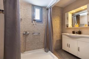 Koupelna v ubytování Traditional Island Escape by ΜΡS