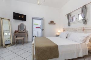 Postel nebo postele na pokoji v ubytování Traditional Island Escape by ΜΡS