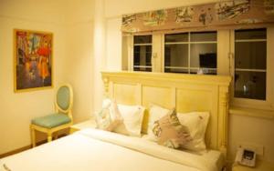 Una cama o camas en una habitación de Supra Homes & Service Apartments