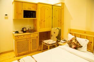 Una cama o camas en una habitación de Supra Homes & Service Apartments