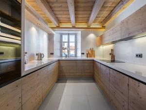 Kuchyň nebo kuchyňský kout v ubytování Appartement 3 Ch. Rénové, Centre de Megève, Balcon, Cheminée, Parking, 3 min Télécabine Chamois - FR-1-453-178