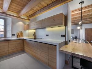 Kuchyň nebo kuchyňský kout v ubytování Appartement 3 Ch. Rénové, Centre de Megève, Balcon, Cheminée, Parking, 3 min Télécabine Chamois - FR-1-453-178 + 7 fotografií