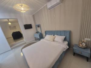 Postel nebo postele na pokoji v ubytování פינוק של סוויטה