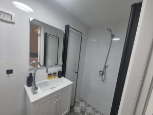 Koupelna v ubytování פינוק של סוויטה + 9 fotografií