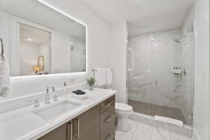 Koupelna v ubytování The Theodore New Orleans + 116 fotografií