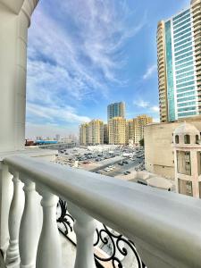 Μπαλκόνι ή βεράντα στο 1-Bedroom Apartment with Balcony, Ajman +33 φωτογραφίες