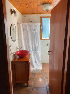 Et badeværelse på Dúplex Las Malvinas + 20 billeder