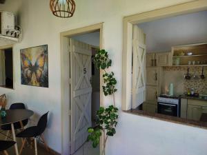 une cuisine avec une porte, une table et une table dans l'établissement Sunset Flats - Bonito Flat na Rua Pituba 1 , bem perto das praias urbanas! Itacare BA 2, à Itacaré 52 autres photos