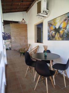 une salle à manger avec une table et des chaises dans l'établissement Sunset Flats - Bonito Flat na Rua Pituba 1 , bem perto das praias urbanas! Itacare BA 2, à Itacaré