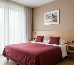 Un dormitorio con una cama grande con una manta roja. en Sakarya 54 Apart, en Serdivan 16 fotos más