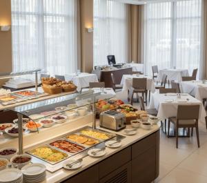 Una línea de buffet con muchos tipos diferentes de comida. en Sakarya 54 Apart, en Serdivan