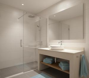 Un baño con lavabo y ducha de cristal. en Sakarya 54 Apart, en Serdivan