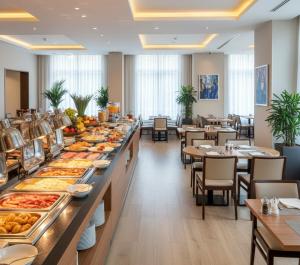 una línea de buffet en un hotel con comida a la vista en Sakarya 54 Apart, en Serdivan