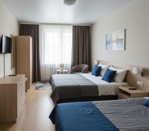 Una habitación de hotel con dos camas y un televisor. en Sakarya 54 Apart, en Serdivan