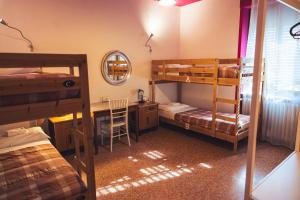 una habitación con dos literas y un escritorio en OstellOlinda, en Milán