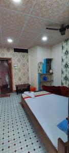 - une chambre avec deux lits et un plafond dans l'établissement AALTAPORI HOMESTAY- BEST HOMESTAY in BUXA-JAYANTI, à Jayanti