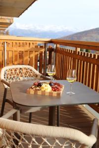 une table avec une assiette de nourriture et deux verres de vin dans l'établissement Dent Blanche Resort - TemptingPlaces Collection, à Hérémence 19 autres photos
