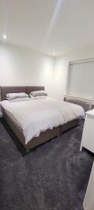 Postel nebo postele na pokoji v ubytování Private Parking - Two Bedroom Home Andover