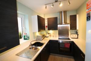 Kuchyň nebo kuchyňský kout v ubytování Private Parking - Two Bedroom Home Andover