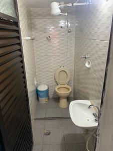 ein Badezimmer mit Toilette und Waschbecken in der Unterkunft Lar do Litoral - Praia Grande in Praia Grande + 23 Fotos