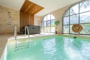 Bazén v ubytování Le Mas Fraissinet nebo v jeho okolí