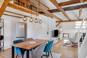 TV a/nebo společenská místnost v ubytování Ferienwohnung am Dom 2