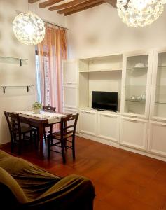 Μια τηλεόραση ή/και κέντρο ψυχαγωγίας στο Dimora Sangiovanni