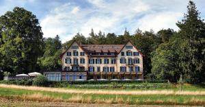 una casa grande en medio de un campo en Sorell Boutique-Hotel Zürichberg, en Zúrich