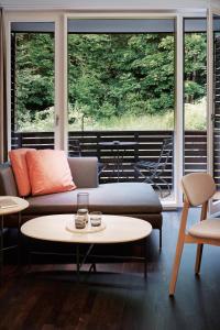 uma sala de estar com um sofá e uma mesa em Sorell Boutique-Hotel Zürichberg em Zurique mais 28 fotografias