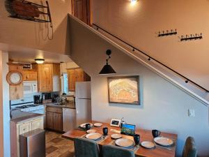eine Küche mit einem Holztisch und einem Laptop darauf in der Unterkunft Heavenly Stagecoach Ski Retreat in Summit Village