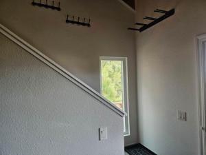 ein leeres Zimmer mit einer Treppe und einem Fenster in der Unterkunft Heavenly Stagecoach Ski Retreat in Summit Village