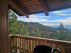 einen Balkon einer Hütte mit Bergblick in der Unterkunft Heavenly Stagecoach Ski Retreat in Summit Village + 17 Fotos