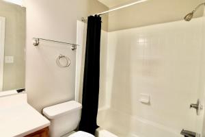 Koupelna v ubytování Spacious 1BR with Full Kitchen & Laundry