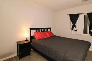 Postel nebo postele na pokoji v ubytování Spacious 1BR with Full Kitchen & Laundry