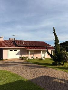ein Haus mit rotem Dach und Auffahrt in der Unterkunft Omma's Haus - Casa de Vó perto de Gramado in Morro Reuter