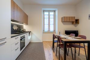 eine Küche mit Tisch und ein Esszimmer in der Unterkunft Apartments and holidays Cav Paolo Tione di Trento in Tione di Trento