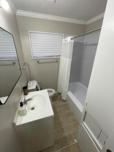 ein Badezimmer mit Waschbecken, Dusche und Toilette in der Unterkunft Roomy 4BR Home with Fenced Yard in Jackson + 12 Fotos