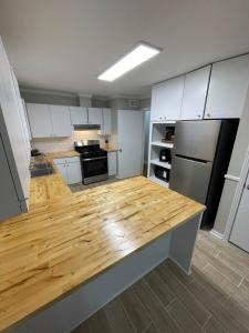 eine Küche mit einer hölzernen Arbeitsplatte in einem Zimmer in der Unterkunft Roomy 4BR Home with Fenced Yard in Jackson