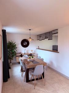 a kitchen and dining room with a table and chairs at Trois pièces vue campagne à Bâlines in Balines