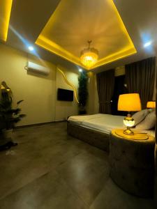 Μια τηλεόραση ή/και κέντρο ψυχαγωγίας στο 2BHK Fusion Loft - Jaccuzi - Cinema - PS4