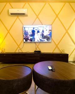 Μια τηλεόραση ή/και κέντρο ψυχαγωγίας στο 2BHK Fusion Loft - Jaccuzi - Cinema - PS4