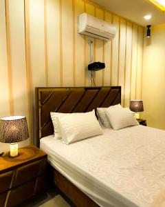 Ένα ή περισσότερα κρεβάτια σε δωμάτιο στο 2BHK Fusion Loft - Jaccuzi - Cinema - PS4