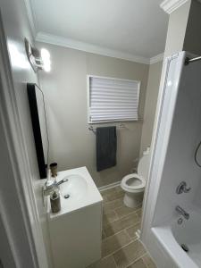 ein Badezimmer mit Waschbecken und Toilette in der Unterkunft Roomy 4BR Home with Fenced Yard in Jackson