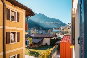 einen Blick auf die Stadt aus dem Fenster eines Gebäudes in der Unterkunft Apartments and holidays Cav Paolo Tione di Trento in Tione di Trento
