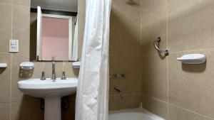 ein Badezimmer mit Waschbecken, Toilette und Dusche in der Unterkunft CASA RUBÍ - ENCANTADOR APARTAMENTO EN MENDOZA - Cochera Privada y Seguridad Permanente in Guaymallen + 13 Fotos